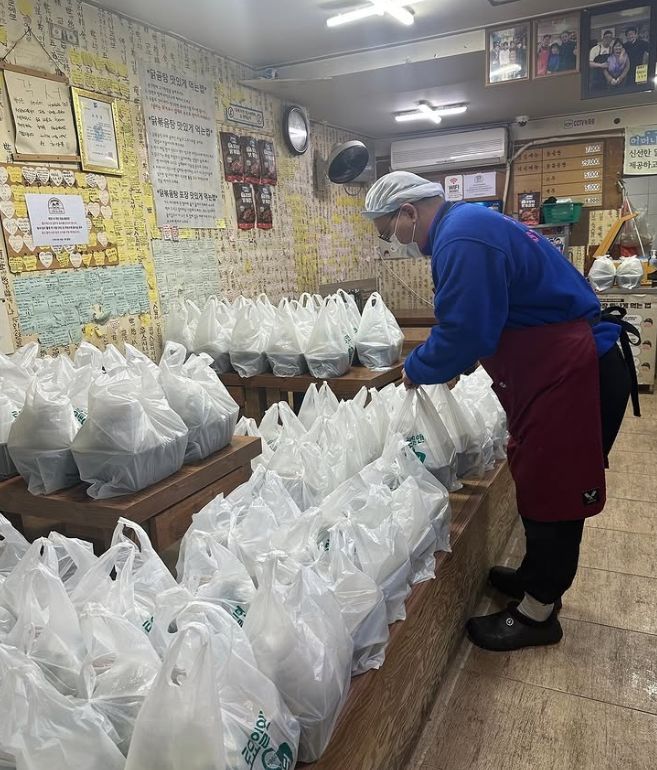 [뉴시스] '홍탁집(현 어머니와 아들)'의 사장 권상훈 씨가 가게에서 음식을 포장하고 있는 모습. 사진 = 인스타그램 캡처) 2025.11.12. *재판매 및 DB 금지
