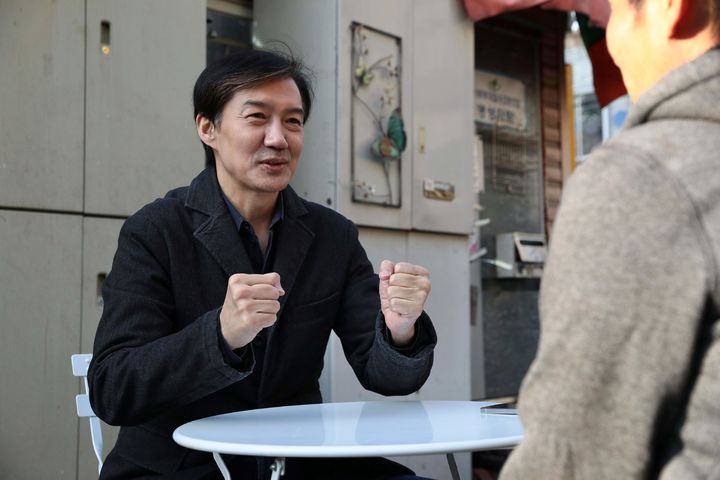 조국 조국혁신당 당대표 후보가 11일 경기 의정부 소재 한 식당에서 현장의 고충을 청취하고 있다. /사진=조국혁신당 제공 *재판매 및 DB 금지