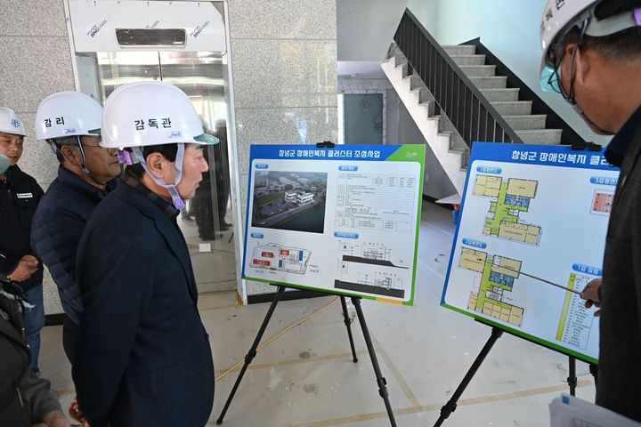 [창녕=뉴시스] 성낙인 군수가 현장 관계자들과 함께 장애인복지 클러스터 조성사업 현장을 점검하고 있다. (사진= 창녕군 제공) 2025.11.12. photo@newsis.com *재판매 및 DB 금지