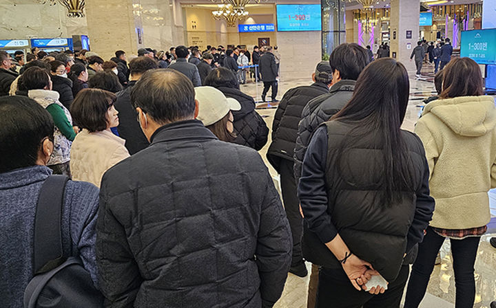 강원랜드 카지노에 입장하기 위해 순서를 기다리고 있는 고객들 모습.(사진=뉴시스) *재판매 및 DB 금지