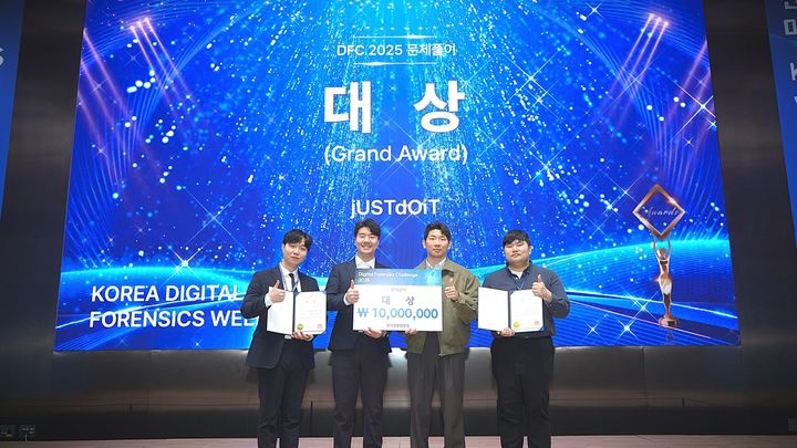 (왼쪽부터) 안랩 ASEC 김승학 매니저, 윤도현 매니저, 김준석 매니저, 송태현 매니저가 기념촬영 하고 있다(사진=안랩 제공)  *재판매 및 DB 금지