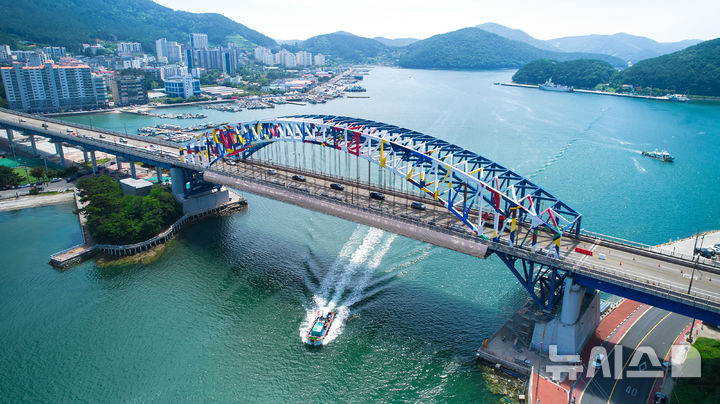 [통영=뉴시스] 신정철 기자= 경남 통영시는 새로운 관광 명소 홍보와 국민 참여형 콘텐츠 제작을 위해 ‘바다 위의 예술, 통영대교’를 주제로 ‘통영시 전국 사진·숏폼영상 공모전’ 접수를 내년 1월 16일까지 진행한다고 12일 밝혔다.사진은 통영대교 전경.(사진=뉴시스DB).2025.11.12. sin@newsis.com