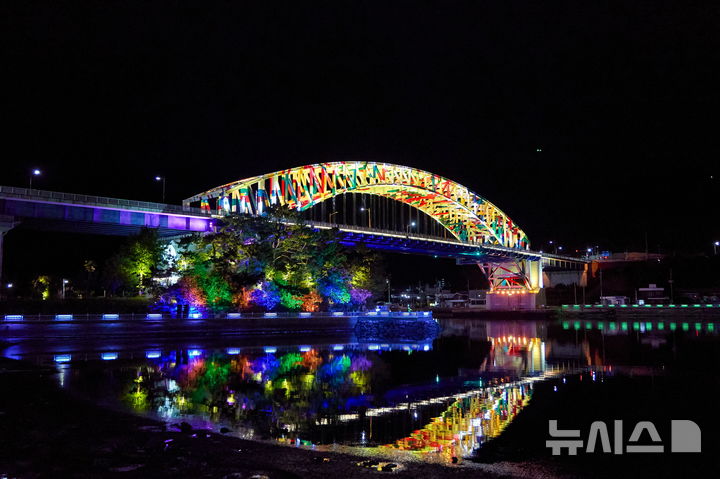 [통영=뉴시스] 신정철 기자= 경남 통영시는 새로운 관광 명소 홍보와 국민 참여형 콘텐츠 제작을 위해 ‘바다 위의 예술, 통영대교’를 주제로 ‘통영시 전국 사진·숏폼영상 공모전’ 접수를 내년 1월 16일까지 진행한다고 12일 밝혔다.사진은 통영대교 야경 전경.(사진=뉴시스DB).2025.11.12. sin@newsis.com