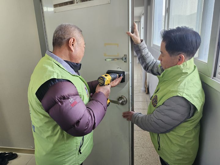 [횡성=뉴시스] 중증장애인 주거환경 조성 스마트 도어락 설치모습. (사진=횡성군 제공) 2025.11.12. photo@newsis.com *재판매 및 DB 금지