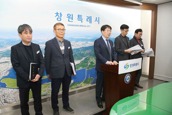 [창원=뉴시스] 이종덕 경남 창원시 도시공공개발국장이 12일 시청 프레스센터에서 도시공공개발국 정례브리핑을 하고 있다. (사진=창원시청 제공) 2025.11.12. photo@newsis.com *재판매 및 DB 금지