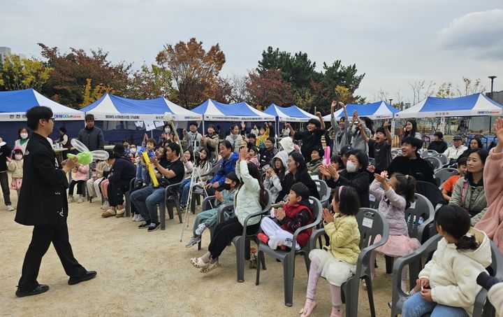 [양산=뉴시스] 도시재생지원센터는 범어지구 아이We한마음 축제가 열리고 있다. (사진=양산시 제공) 2025.11.12. photo@newsis.com *재판매 및 DB 금지