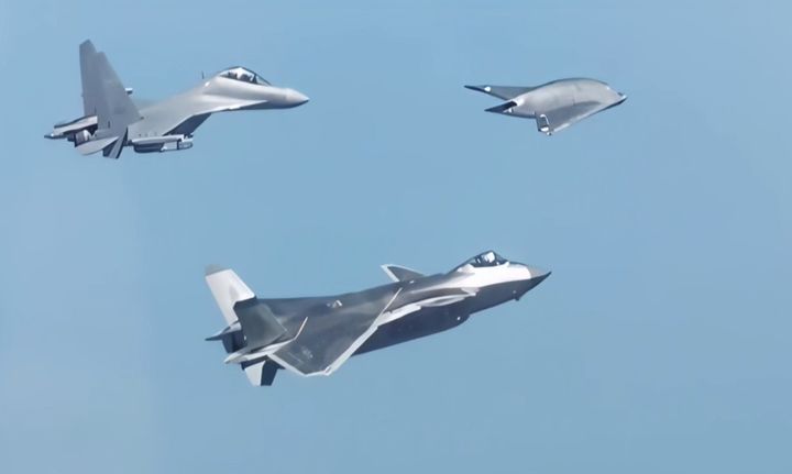 [서울=뉴시스] 중국 공군이 SNS 웨이보에 올린 영상에서 GJ-11 스텔스 드론(맨앞)이 J-20 스텔스 전투기(앞), J-16D 전자전 항공기(드론 뒤)와 함께 편대를 이뤄 비행하고 있다. (출처: 글로벌 타임스) 2025.11.12. *재판매 및 DB 금지