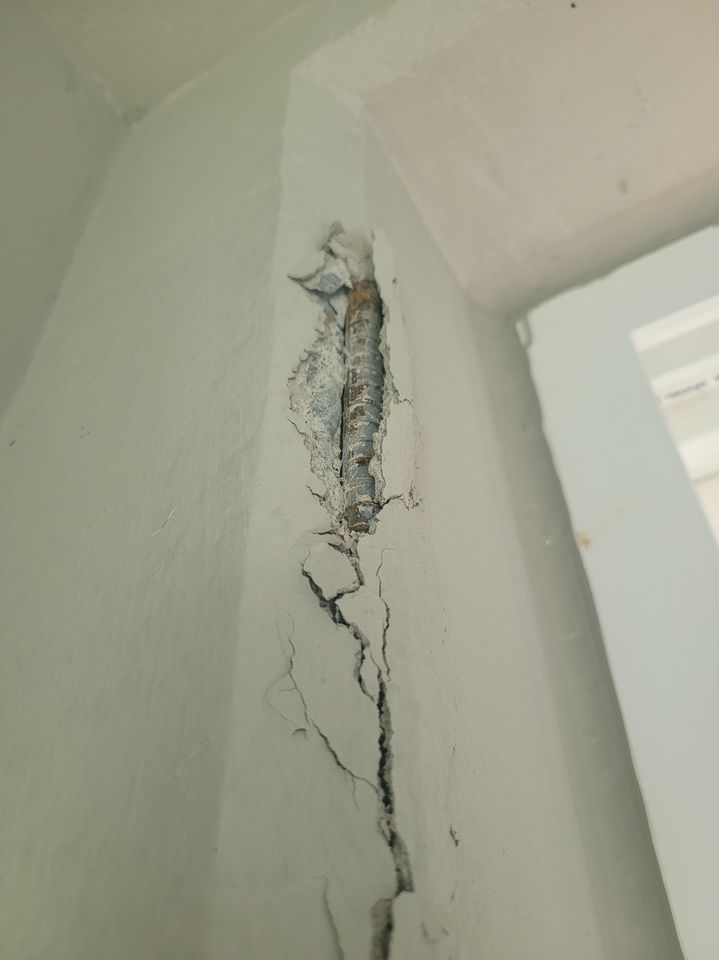 [뉴시스] 온라인 커뮤니티 보배드림에 올라온 '신축아파트 내부에 철근이 튀어나왔습니다 어떻게 해야되나요?'라는 제목의 게시글에 첨부된 사진. (사진=보배드림) 2025.11.12 *재판매 및 DB 금지