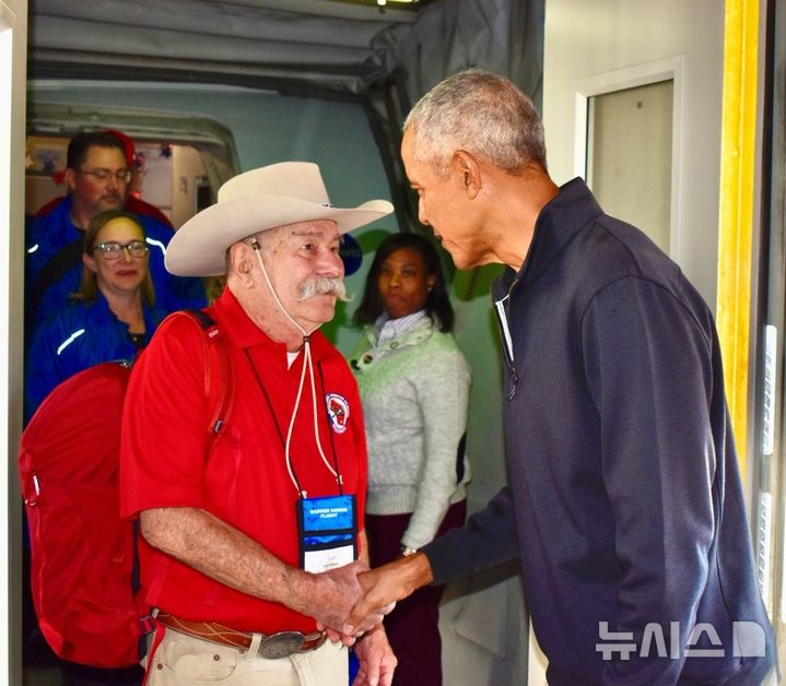 [서울=뉴시스]버락 오바마 전 미국 대통령이 10일(현지 시간) 워싱턴DC에 도착한 한국전쟁·베트남전쟁 참전용사 탑승 비행기에 예고 없이 등장해 감사 인사를 전했다. (사진=버락 오바마 X) 2025.11.12.