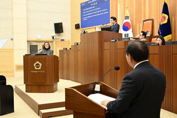 [세종=뉴시스] 11일 김현미 세종시의원의(왼쪽) 본회의 긴급현안질문에 최민호 시장이 절차상 문제를 들며 답변을 하지 않고 있다. (사진=세종시의회 제공) 2025.11.12. photo@newsis.com. *재판매 및 DB 금지
