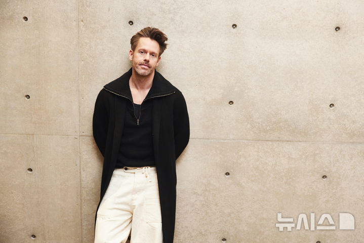 [서울=뉴시스]12일 서울 강서구 LG아트센터에서 열린 '알렉산더 에크만의 해머, 예테보리 오페라 댄스컴퍼니' 기자간담회에서 스웨덴의 발레 무용수 겸 안무가 알렉산더 에크만이 포즈를 취하고 있다. (사진=LG아트센터 제공)