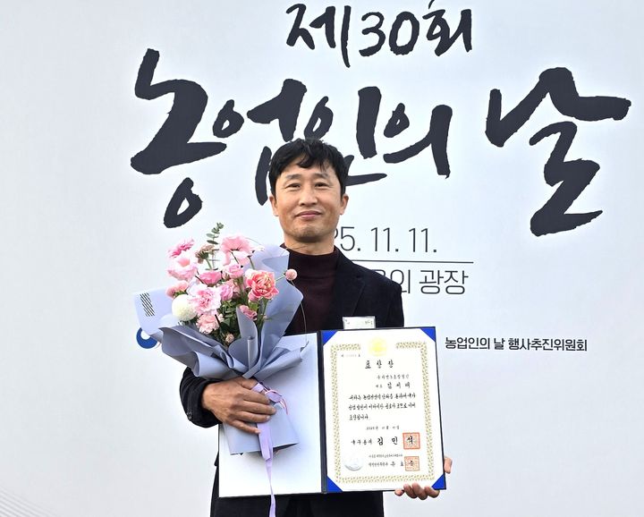 [청양=뉴시스] 조명휘 기자 = 김세태(51) 청양군 우리영농조합법인 대표가 11일 강원도 원주시에서 열린 제30회 농업인의날 기념식에서 국무총리 표창을 받은 뒤 기념촬영을 하고 있다. (사진= 청양군 제공) 2025.11.12. photo@newsis.com *재판매 및 DB 금지