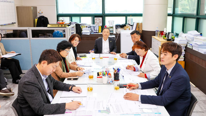 [안산=뉴시스]안산시의회 기획행정위원회가 11일 시 집행부와 정례회 안건 조율을 위한 간담회를 진행하고 있다.(사진=안산시의회 제공)2025.11.12.photo@newsis.com *재판매 및 DB 금지