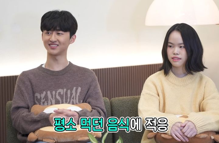 [뉴시스] 2026학년도 대학수학능력시험(수능)을 하루 앞둔 가운데, 만점자들이 당일 준비했던 도시락 메뉴가 다시 주목받고 있다. 사진은 2025학년도 수능 만점자 김소윤 양(오)과 이승현 군(왼).(사진 = 시대인재 유튜브 캡처) 2025.11.12. *재판매 및 DB 금지