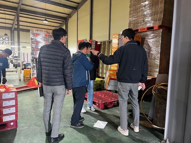 [서귀포=뉴시스] 서귀포시가 지난 11일 제주도 자치경찰단과 감귤 원산지 표시 위반 합동 단속을 실시하고 있다. (사진=서귀포시 제공) 2025.11.12. photo@newsis.com *재판매 및 DB 금지