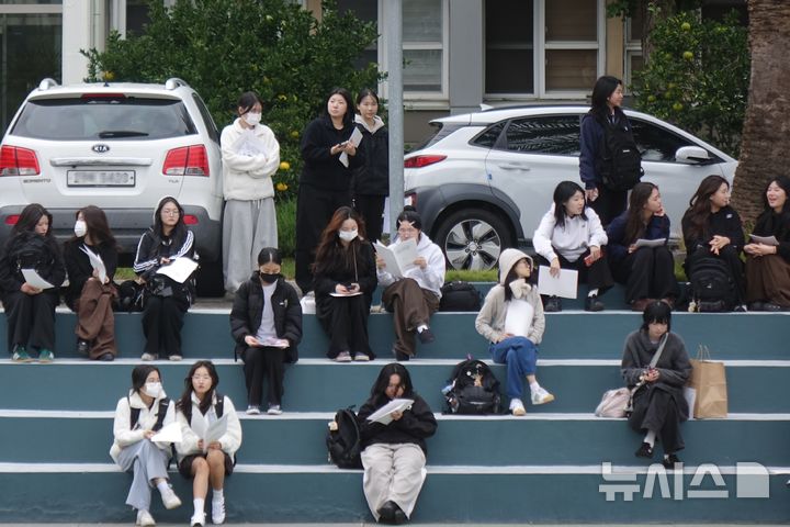 [제주=뉴시스]양영전 기자 = 2026학년도 대학수학능력시험 예비소집일인 12일 오후 제주95지구 제6시험장인 제주중앙여자고등학교에서 수험생들이 유의사항 안내를 듣고 있다. 2025.11.12. 0jeoni@newsis.com 