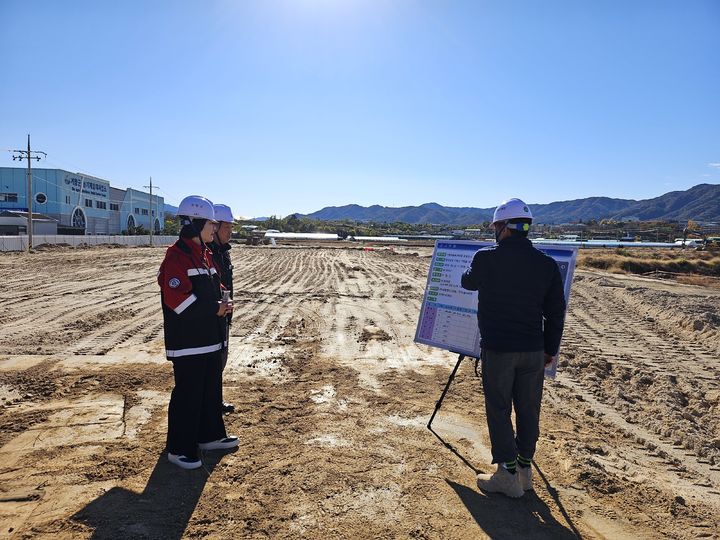 [거창=뉴시스] 거창부군수, 의료복지타운·화장시설 건설현장 점검 (사진=거창군 제공) 2025. 11. 12. photo@newsis.com *재판매 및 DB 금지