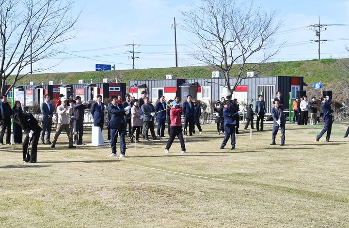 [창녕=뉴시스] 창녕낙동강 파크골프장 개장식 참석 내빈들이 시타를 진행하고 있다. (사진= 창녕군 제공) 2025.11.12. photo@newsis.com *재판매 및 DB 금지