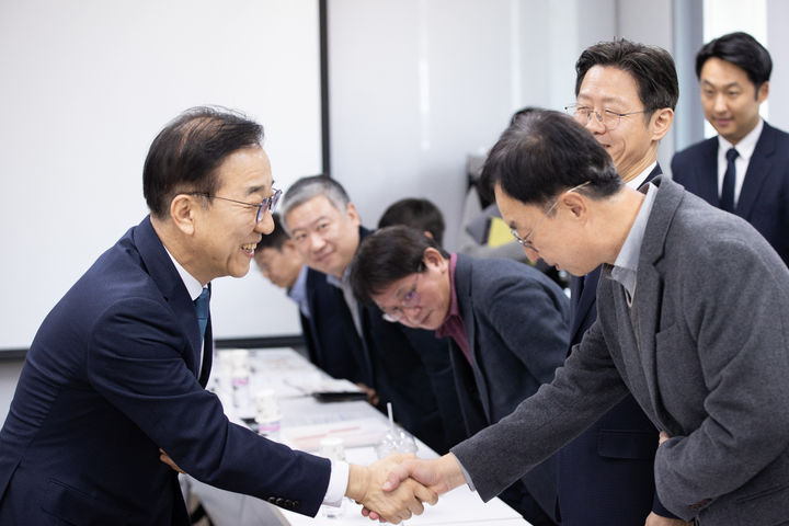 [서울=뉴시스] 김윤덕 국토교통부 장관은 12일 서울 중구 국토발전전시관에서 열린 한국토지주택공사(LH) 개혁위원회 회의에 참석했다. (사진=국토부 제공) 2025.11.12. photo@newsis.com *재판매 및 DB 금지