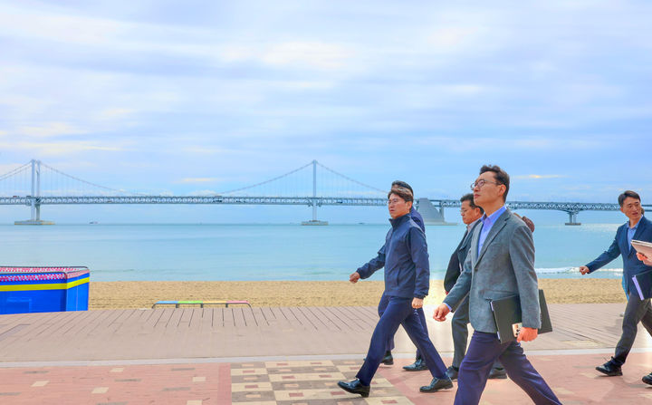 [부산=뉴시스] 엄성규(오른쪽에서 두번째) 부산경찰청장이 12일 '제20회 부산불꽃축제' 관련 종합대책회의를 실시한 후 광안리 등 행사장 일대를 둘러보고 있다. (사진=부산경찰청 제공) 2025.11.12. photo@newsis.com *재판매 및 DB 금지