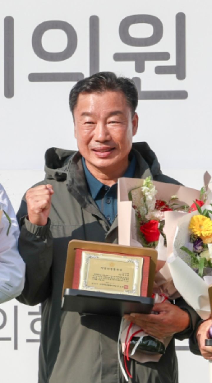 [여주=뉴시스]의정봉사상을 수상한 박두형 여주시의회 의장(사진=여주시의회 제공)2025.11.12.photo@newsis.com *재판매 및 DB 금지