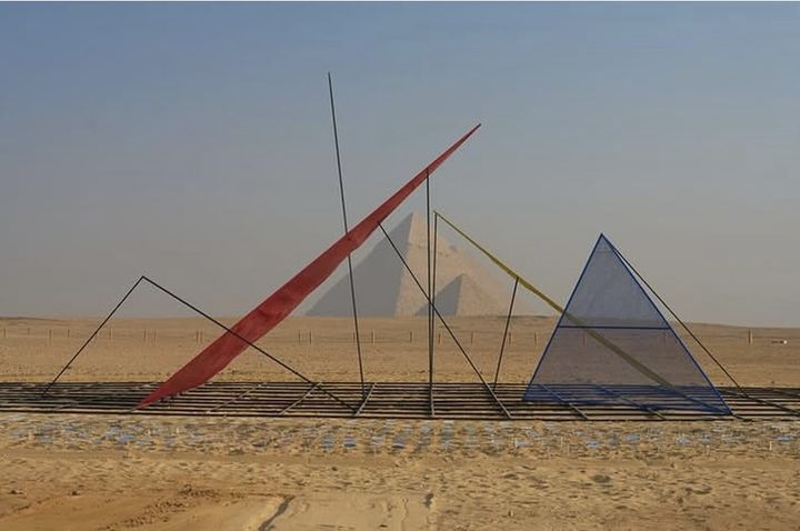 피라미드 앞에 설치된 박종규의 작품 '영원의 코드(Code of the Eternal). 아르데집트, 이앤아트 제공 *재판매 및 DB 금지