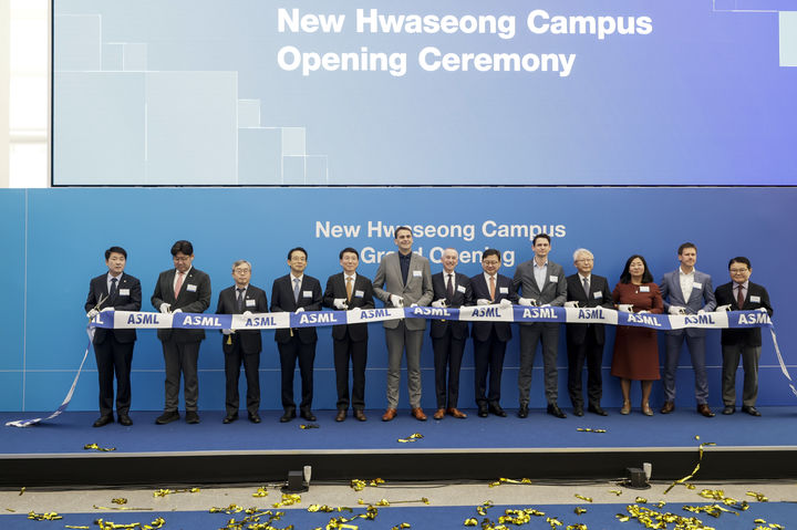[화성=뉴시스]조승문 화성시 제2부시장(사진 왼쪽 세 번째) 등 주요 내빈들이 12일 ASML 화성뉴캠퍼스 준공식에서 테이프 커팅을 하고 있다.(사진=화성시 제공)2025.11.12.photo@newsis.com *재판매 및 DB 금지