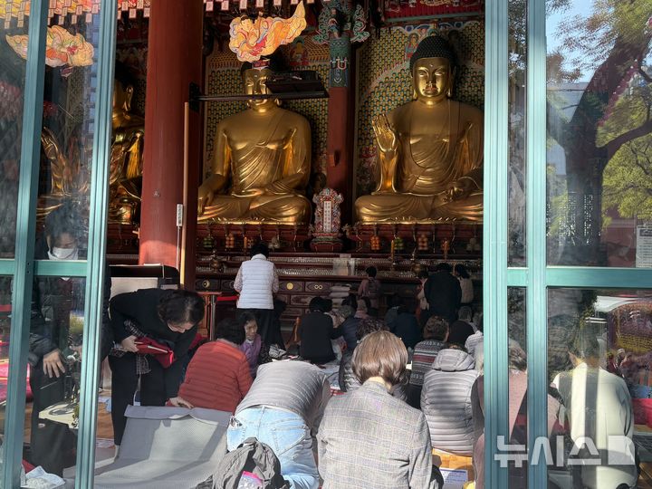 [서울=뉴시스]이다솜 기자=2026학년도 대학수학능력시험(수능)을 하루 앞둔 12일 서울 중구 조계사에 수험생 가족들이 찾아 수능 고득점을 기원하는 회향을 하고 있다. 2025.11.12 photo@newsis.com