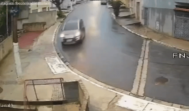 [뉴시스] 8일 브라질 상파울루에서 운전자가 기절하며 차가 계단 아래로 추락하는 사고가 발생했다. (사진=데일리메일) 2025.11.11. *재판매 및 DB 금지