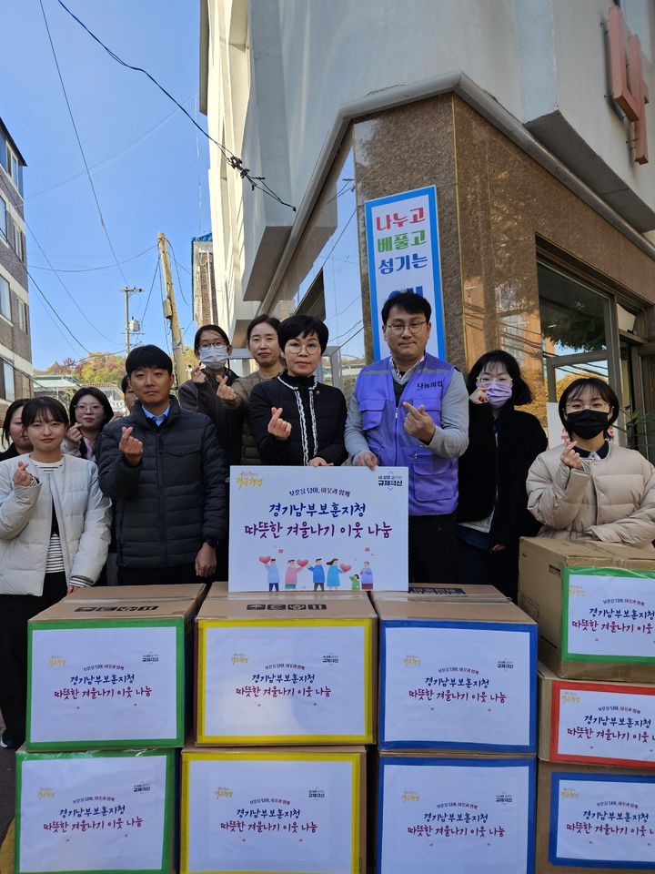 [수원=뉴시스] 이웃나눔 행사. (사진=경기남부보훈지청 제공) 2025.11.12. photo@newsis.com *재판매 및 DB 금지