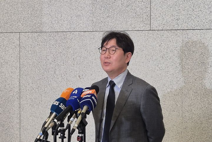 [서울=뉴시스] 문채현 기자 = 류지현 야구대표팀 감독이 12일 김포공항에서 일본으로 출국하기 전 취재진과 인터뷰를 하고 있다. 2025.11.12. dal@newsis.com *재판매 및 DB 금지