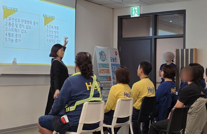 [수원=뉴시스] 캠페인 진행. (사진=건보공단 인천경기본부 제공) 2025.11.12. photo@newsis.com *재판매 및 DB 금지