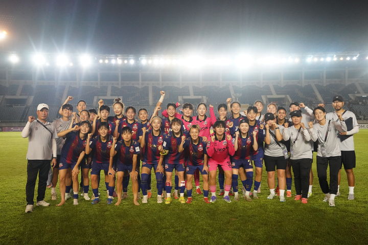 [서울=뉴시스] 여자축구 WK리그 수원FC 위민 단체 사진. (사진=수원FC 위민 제공) *재판매 및 DB 금지
