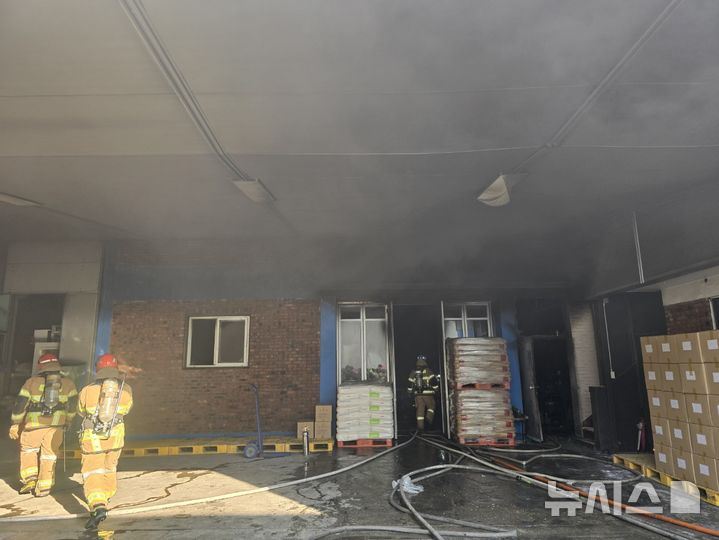 [부천=뉴시스] 정일형 기자 = 부천 오정구 삼정동 제조공장서 불. (사진=부천소방서 제공)