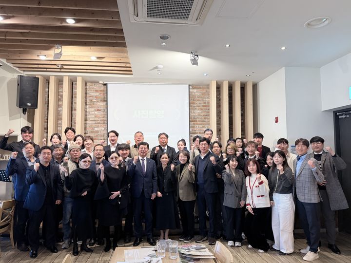 [대전=뉴시스] 한국폴리텍IV대학 대전캠퍼스 라이즈(RISE) 사업단 '청년이 머무는 지역만들기 정책 협의회' 발대식 기념촬영. (사진=대전캠퍼스 제공) 2025.11.12. photo@newsis.com *재판매 및 DB 금지