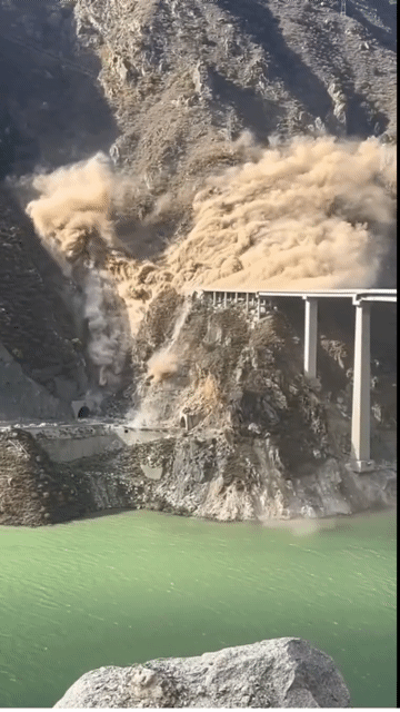 [서울=뉴시스]쓰촨성과 티베트를 잇는 홍치대교가 지난 11일 오후 산사태로 붕괴되고 있다.(사진출처: SNS 캡처) 2025.11.12. *재판매 및 DB 금지