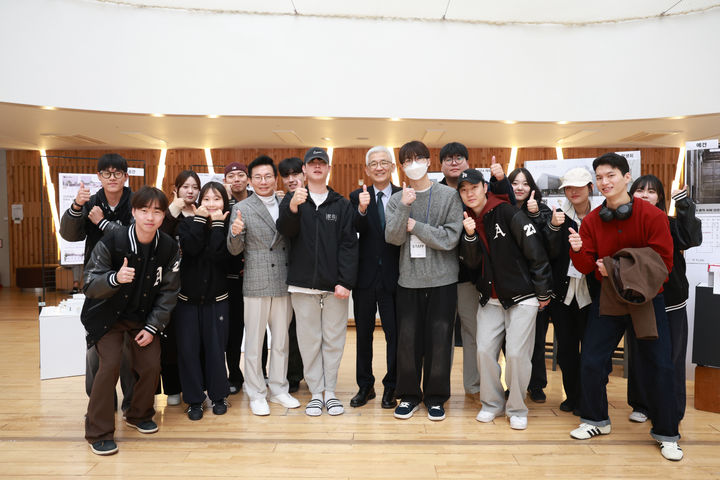 [서울=뉴시스] 명지대 건축대학 학술제에 참가한 학생들이 기념사진을 촬영하고 있다. (사진=명지대 제공) 2025.11.12. photo@newsis.com *재판매 및 DB 금지