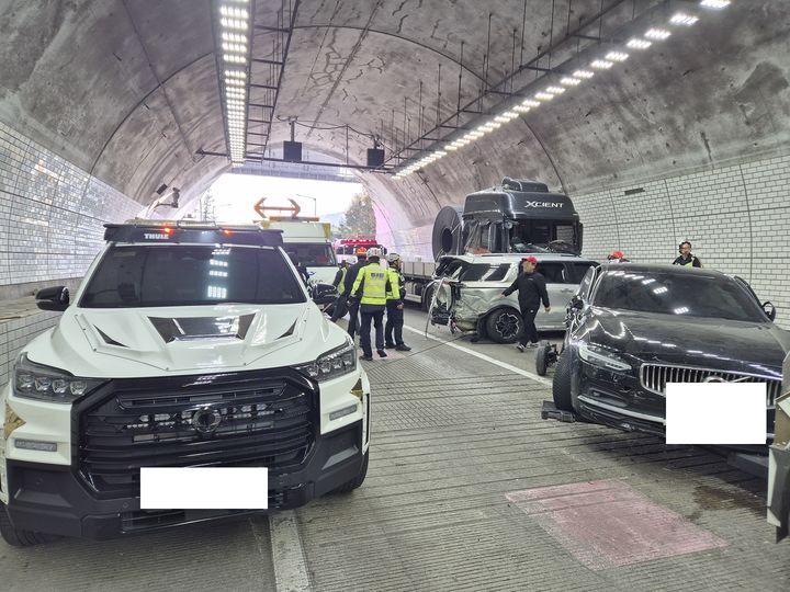 12일 오후 2시13분께 천안논산고속도로 천안방향 차령터널 안에서 9중 추돌사고가 나 경찰 등이 현장을 수습하고 있다. (사진=공주소방서 제공) 2025.11.12. photo@newsis.com *재판매 및 DB 금지