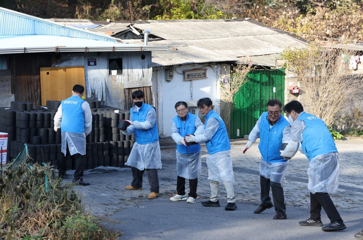 쌍용C&E, 취약계층 위한 '사랑의 연탄 나눔' 봉사활동