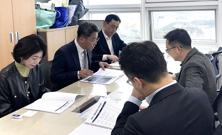 [남원=뉴시스] 12일 남원시 이성호 부시장(왼쪽 가운데)이 행정안전부를 방문해 지역 현안사업에 필요한 특별교부세 지원을 건의하고 있다. *재판매 및 DB 금지