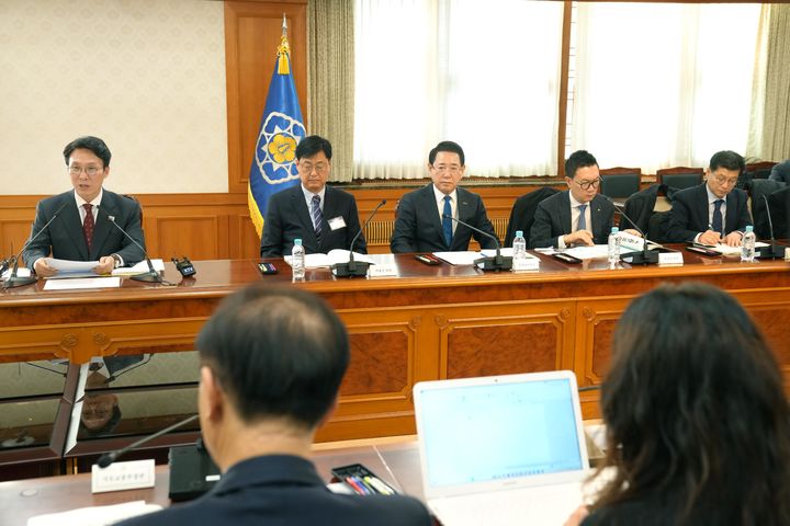 [무안=뉴시스] 김영록 전남도지사가 12일 오후 김민석 국무총리(위원장)를 비롯한 관계 장관, 광주시장, 유가족 대표 등이 참석한 가운데 정부서울청사에서 열린 12·29여객기참사 피해자 지원·추모위원회 제1차 회의에서 모두발언을 경청하고 있다. (사진=전남도 제공). 2025.11.12. photo@newsis.com *재판매 및 DB 금지