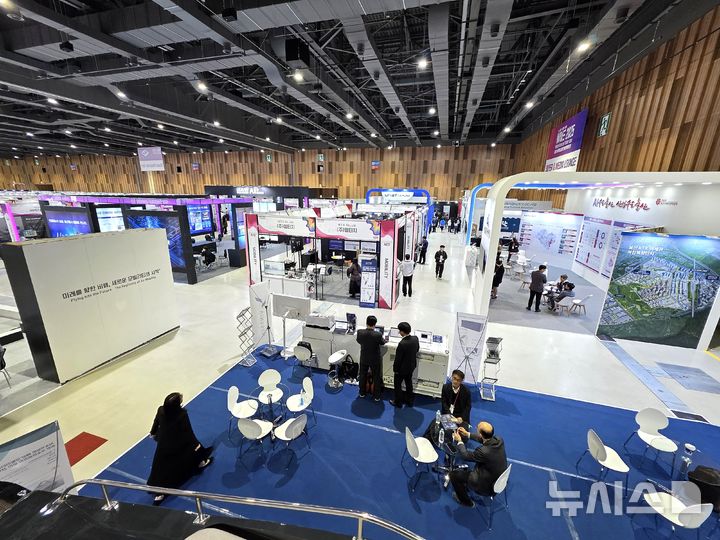 [울산=뉴시스] 조현철 기자 = 울산시는 12일부터 14일까지 울산전시컨벤션센터(UECO)에서 '인공지능(AI), 울산 산업의 미래'를 주제로 WAVE 2025 울산세계미래산업박람회를 개최한다. 올해로 두 번째를 맞는 이번 박람회는 울산의 주력 산업과 첨단기술을 융합한 울산 최대 규모 미래산업 전시회로서 지역 산업의 방향성을 가늠할 핵심 행사다. 2025.11.12. jhc@newsis.com