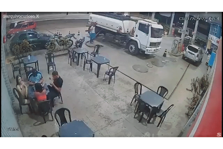 [서울=뉴시스]브라질의 한 주유소에서 지난 3일 담배를 피우던 남성이 성냥을 바닥에 떨어뜨리면서 순삭간에 불길이 치솟는 아찔한 사고가 발생했다. 영상은 사고 당시의 모습. (영상출처: 더선 영상 캡처)2025.11.12. *재판매 및 DB 금지