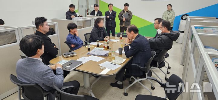 [괴산=뉴시스] 서주영 기자 = B양의 부모가 12일 괴산군청 브리핑룸을 찾아 기자들과 얘기나누고 있다. 2025.11.12. juyeong@newsis.com *재판매 및 DB 금지