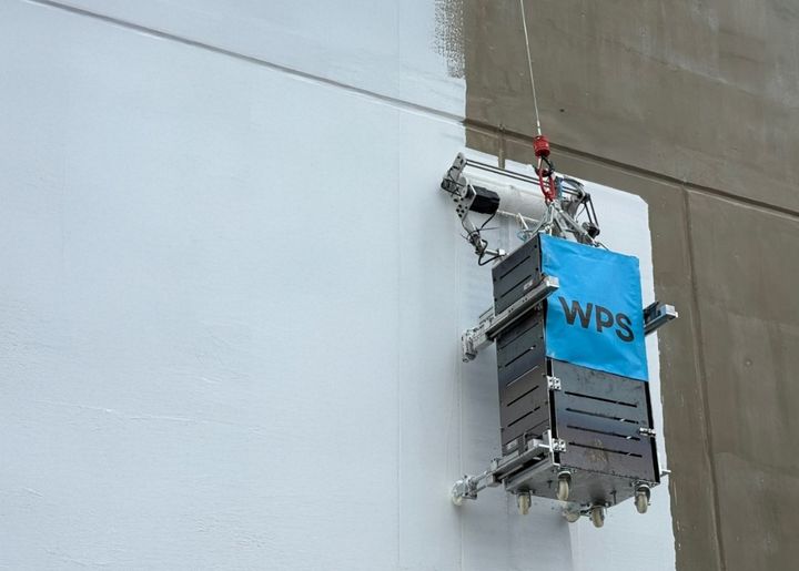 ‘호반써밋 인천검단 AB19블록’ 현장에서 외벽도장로봇 실증을 진행하고 있다. 사진 호반그룹 *재판매 및 DB 금지