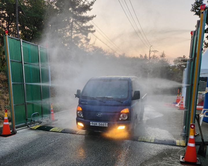 [양산=뉴시스] 고병원성 AI 방역 통제초소 출입 차량이 소독하고 있다. (사진=양산시 제공) 2025.11.12. photo@newsis.com *재판매 및 DB 금지