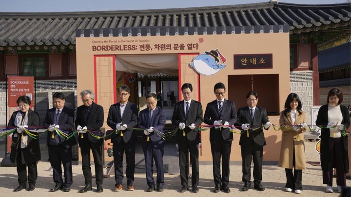 [서울=뉴시스] 넥슨재단은 12일 서울 경복궁 생물방에서 넥슨 게임과 전통공예의 만남을 다룬 '보더리스(BORDERLESS) - 전통, 차원의 문을 열다' 전시 오프닝 행사를 진행했다고 밝혔다. (사진=넥슨 제공) *재판매 및 DB 금지