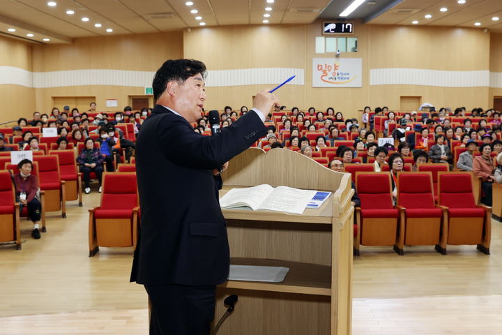 [밀양=뉴시스] 허홍 밀양시의회 의장이 밀양노인대학 초청 특강을 진행하고 있다. (사진=밀양시의회 제공) 2025.11.12. photo@newsis.com *재판매 및 DB 금지
