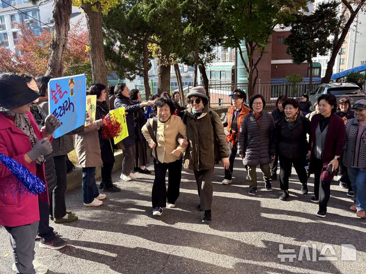 [서울=뉴시스] 한이재 기자 = 12일 오후 서울 마포구 일성여자중고등학교 입구 인근에서 후배들이 수능을 앞둔 선배들을 응원하고 있다. 2025.11.12. nowone@newsis.com