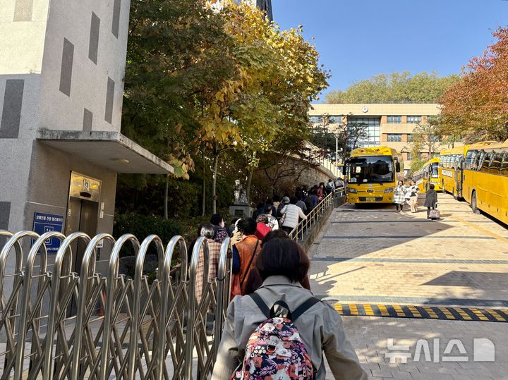 [서울=뉴시스] 한이재 기자 = 12일 오후 서울 마포구 홍익대학교 사범대학 부속여자고등학교의 가파른 경사로를 일성여고 만학도들이 걸어가고 있다. 2025.11.12. nowone@newsis.com